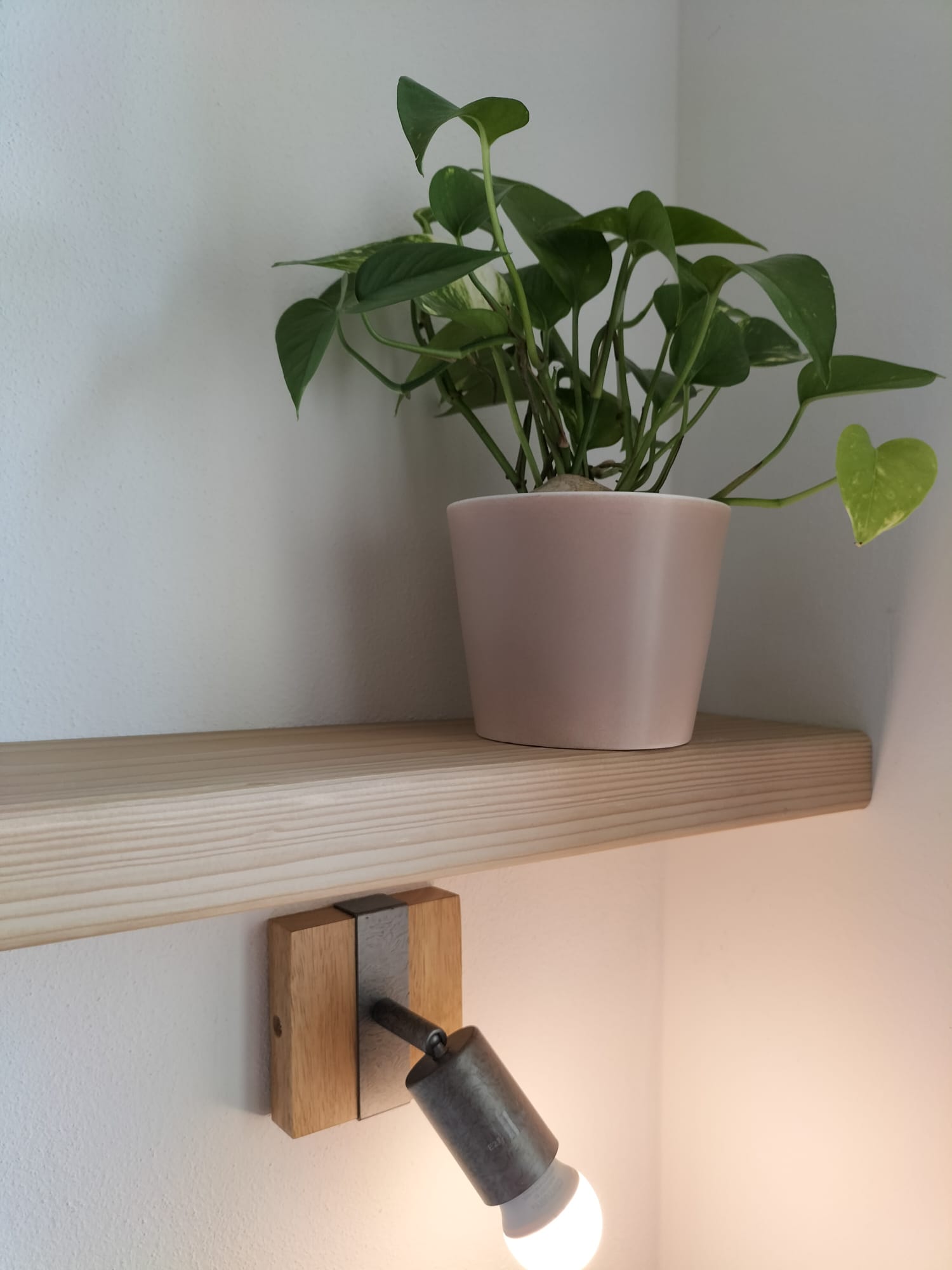 LARES Particolare letto e mensola